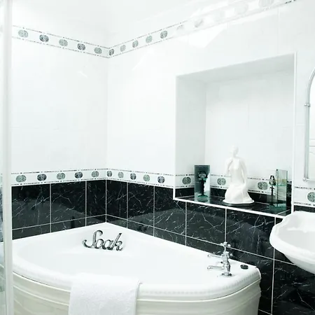 Dillon's Bar & Bistro Hotell