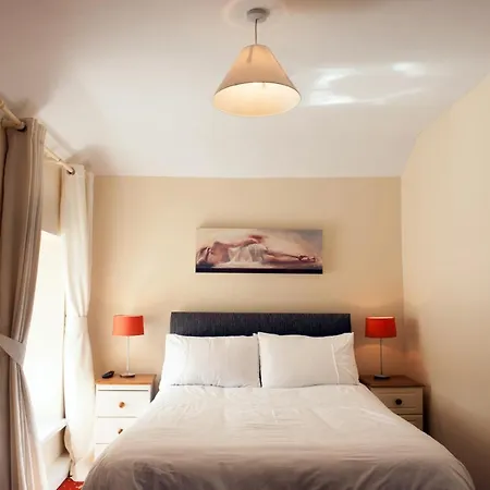 Dillon's Bar & Bistro Hotel *