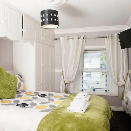 Dillon's Bar & Bistro Hotel *