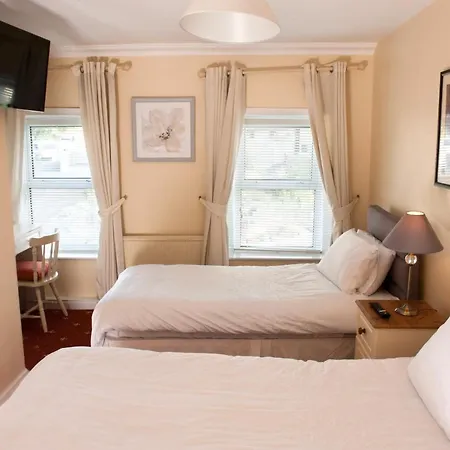 Dillon's Bar & Bistro Hotel *