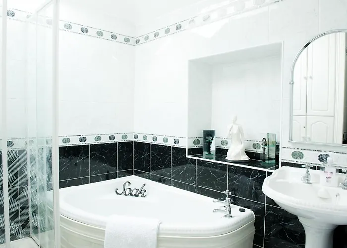 Dillon's Bar & Bistro Hotel