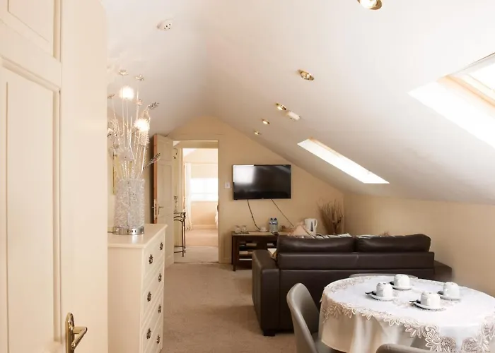 Dillon's Bar & Bistro *