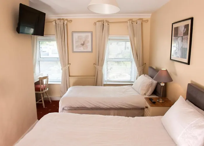 Dillon's Bar & Bistro Hotel *